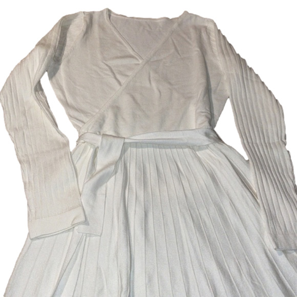 WOMEN’S white knit wrap dress with pleats M NWOT - Picture 9 of 10
